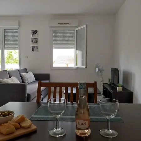 Апартаменты Charming Overlooking Vineyard In Либурн